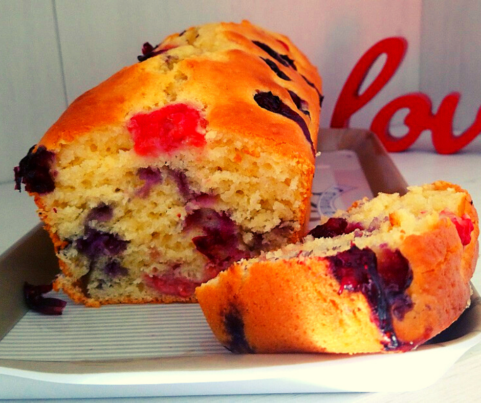 Cake Aux Fruits Rouges CAKE VANILLE – FRUITS ROUGES – Pâtisseries de Choupie
